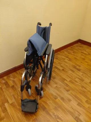 Sedia a rotelle pieghevole in buone condizioni