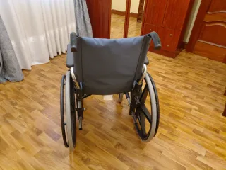 Sedia a rotelle pieghevole in buone condizioni