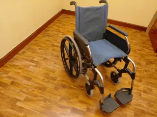 Sedia a rotelle pieghevole in buone condizioni