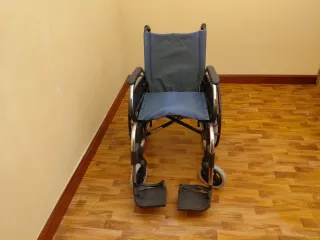 Sedia a rotelle pieghevole in buone condizioni