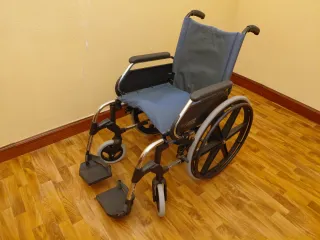 Sedia a rotelle pieghevole in buone condizioni