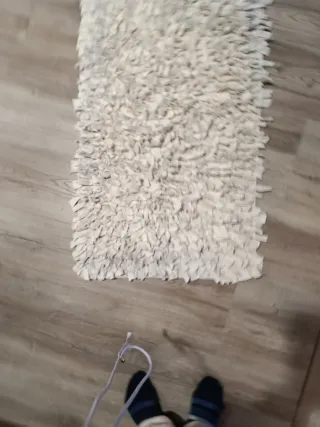 Alfombra de tela beige, blanca y lila