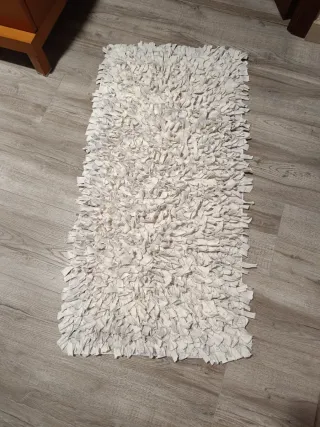 Alfombra de tela beige, blanca y lila