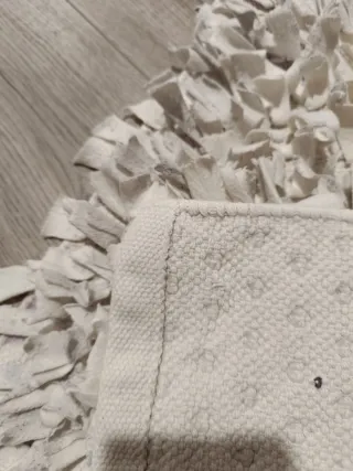 Alfombra de tela beige, blanca y lila