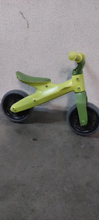 Bicicleta de equilibrio infantil verde