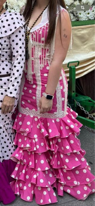 Traje de flamenca rosa con lunares blancos