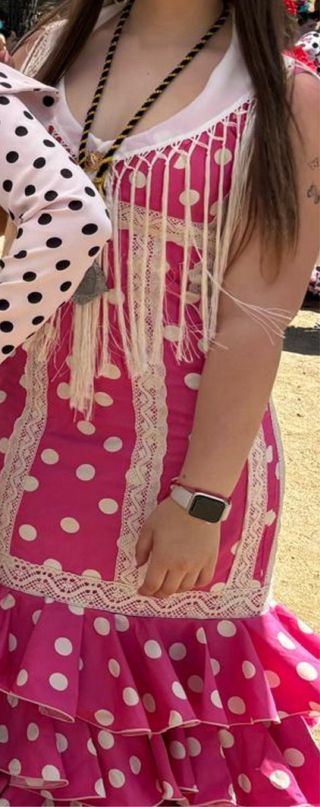 Traje de flamenca rosa con lunares blancos