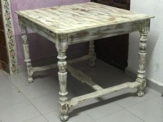 Mesa de madera decapada blanca