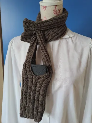 Portacellulare uncinetto marrone