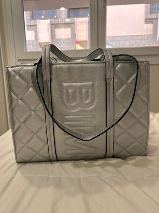 Bolso plateado acolchado