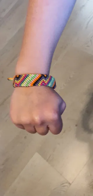 Pulsera tejida multicolor