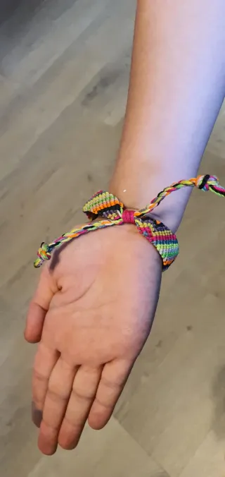 Pulsera tejida multicolor