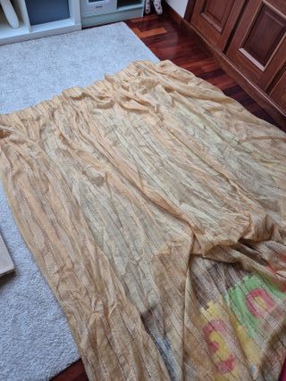 Cortinas doradas con detalles brillantes