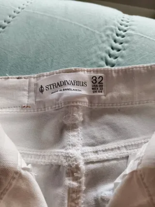 Pantalón vaquero blanco cropped flare mujer