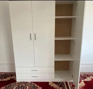 Armario blanco de madera