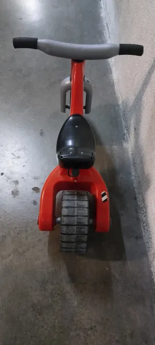 Bicicleta de equilibrio roja para niños