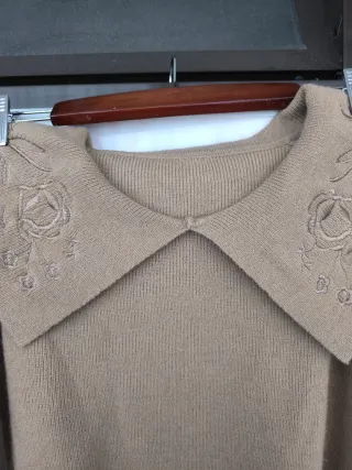 Camisola bege com gola bordada