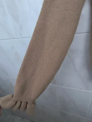 Camisola bege com gola bordada