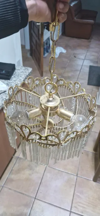 Lampada da soffitto dorata con cristalli