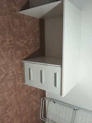 Mesa de estudio blanca semi nueva está en Zamora