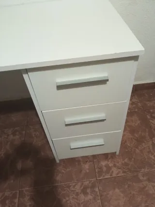 Mesa de estudio blanca semi nueva está en Zamora