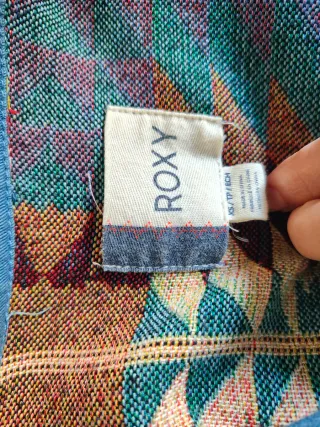 Parka Roxy azul con capucha y detalles