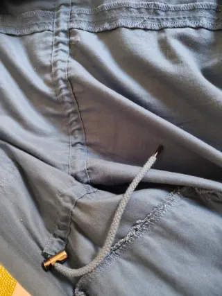 Parka Roxy azul con capucha y detalles