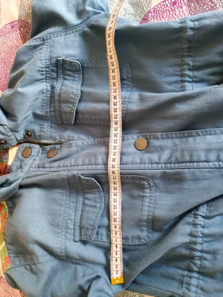 Parka Roxy azul con capucha y detalles