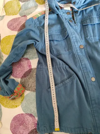 Parka Roxy azul con capucha y detalles