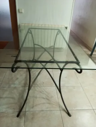 Mesa de cristal y forja negra