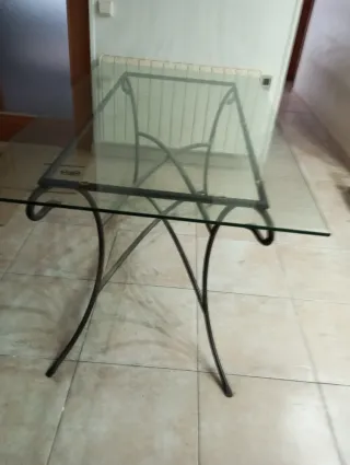 Mesa de cristal y forja negra