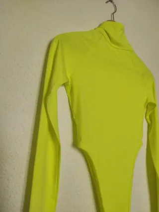 Body amarillo flúor cuello tiro alto ibiza