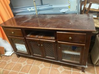 Aparador de madera con puertas de cristal
