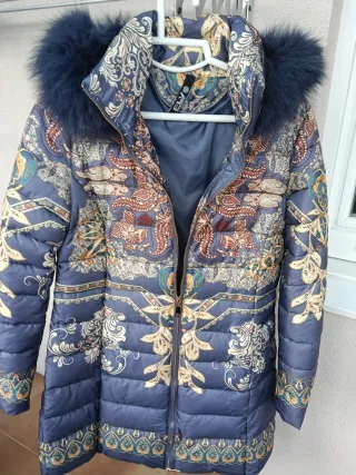 Plumífero estampado azul y multicolor