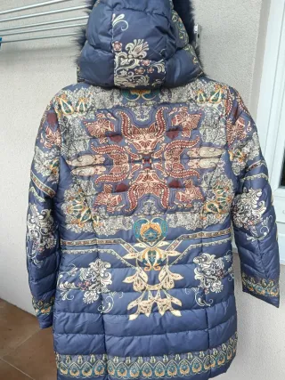 Plumífero estampado azul y multicolor