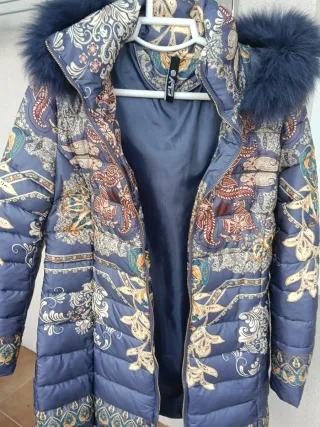 Plumífero estampado azul y multicolor