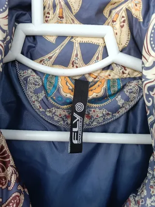 Plumífero estampado azul y multicolor