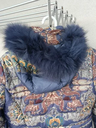 Plumífero estampado azul y multicolor