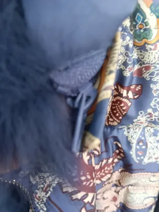 Plumífero estampado azul y multicolor