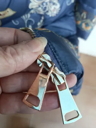 Plumífero estampado azul y multicolor