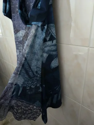 Túnica azul e cinza com estampa floral