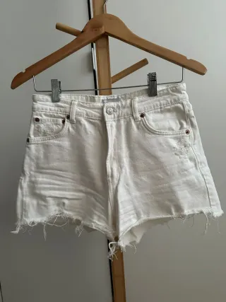 Shorts blancos vaqueros desgastados