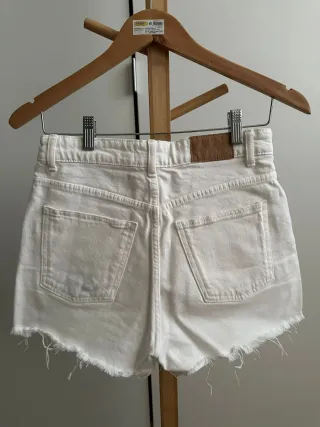 Shorts blancos vaqueros desgastados