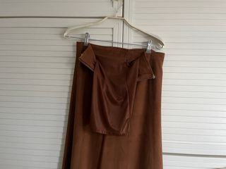 Falda larga marrón ante y negra plisada