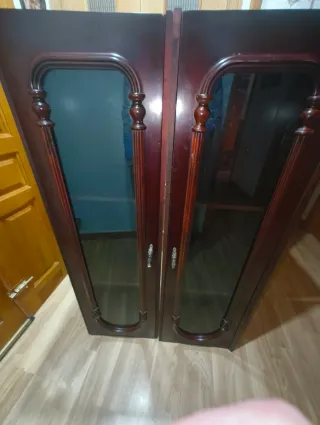 Vitrina de madera con cristal