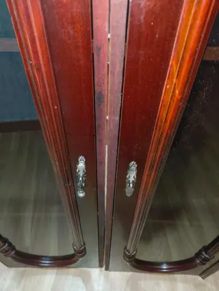 Vitrina de madera con cristal