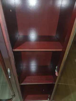 Vitrina de madera con cristal