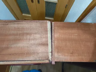 Vitrina de madera con cristal