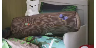 Cojín cilíndrico marrón con diseño de tronco