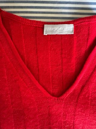 Jersey rojo con detalles metálicos